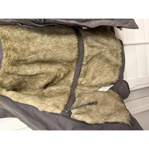 Aritzia TNA Platoon military utility jacket in grey with a faux-fur lined hood. - Picture 6 of 13